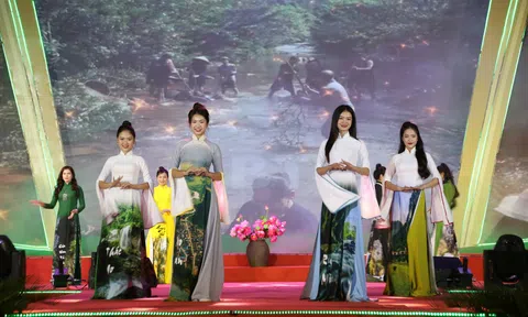 Hơn 500 phụ nữ trình diễn áo dài giữa lòng di sản Phong Nha - Kẻ Bàng